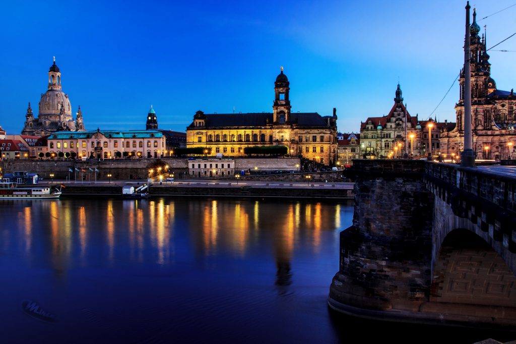 Stadtbild - Nacht-(Abend-)fotografie - Fotografie in der blauen Stunde - Dresden mit Elbe